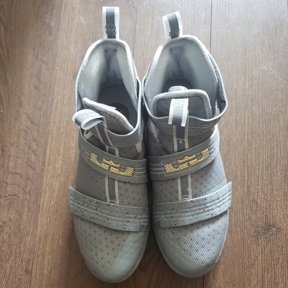 Nike LeBron Soldier Ten Basketball Sneakers - Picture 9 of 13